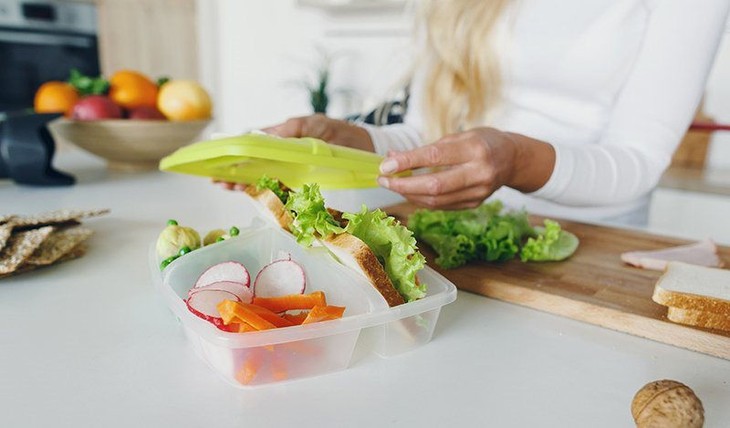 Đa dạng trong chế độ ăn. Ngoài ba bữa chính, chúng ta có thể tăng thêm hai bữa phụ cho người bị mắc Covid-19. Ảnh minh họa lunchbox.jpg