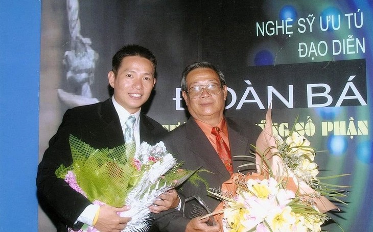 Đoàn Bình (trái) bên ba là cố NSƯT Đoàn Bá. dao-dien-doan-binh.jpg