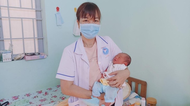Trạm y tế xã Tân Thành đang chăm sóc cháu bé. be-trai-so-sinh-8394.jpg
