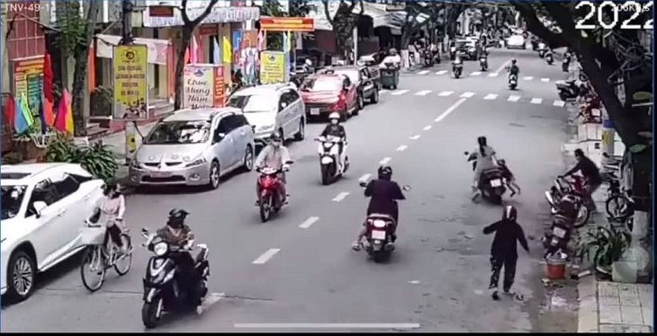 Cháu bé một tay vin tay ga, bị "treo lơ lửng" cạnh xe trong khi chiếc xe phóng vụt qua đường. vin-tay-ga.jpg