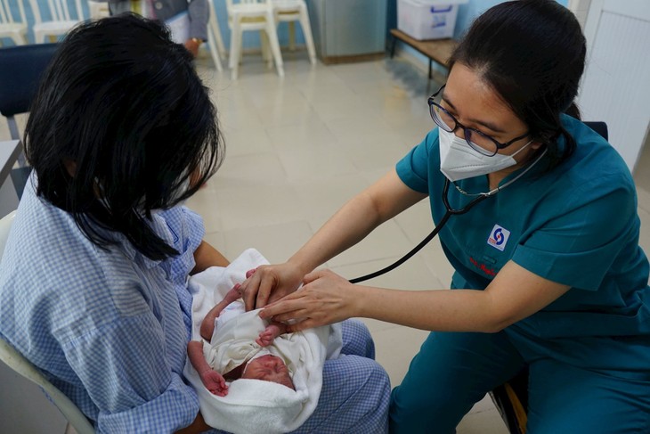Các bác sĩ Bệnh viện Nhân dân Gia định đã cứu sống hai mẹ con sản phụ bị viêm phổi do thủy đậu bội nhiễm cuối thai kỳ. Ảnh bệnh viện hai-me-con-san-phu.jpg