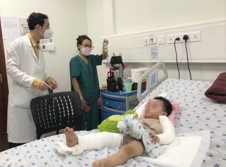 Trẻ 27 tháng bị đa chấn thương nghiêm trọng sau tai nạn giao thông xe máy. Ảnh: Bệnh viện Nhi đồng Thành phố. benh-nhi-.jpg