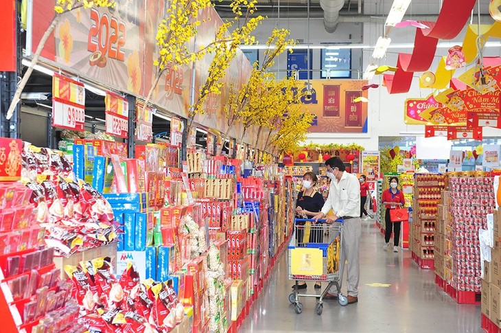 Gian hàng bánh kẹo phiên bản Tết bắt mắt và đa dạng về giá cả và chủng loại tại MM. mm-mega-market-3.jpg