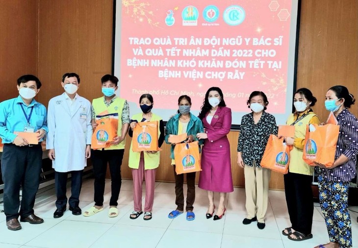 Bệnh viện Chợ Rẫy cũng đã trao tặng 100 phần quà trị giá 750.000 đồng/người, gồm phong bao lì xì và bánh mứt cho các bệnh nhân nghèo. cham-lo-tet.jpg