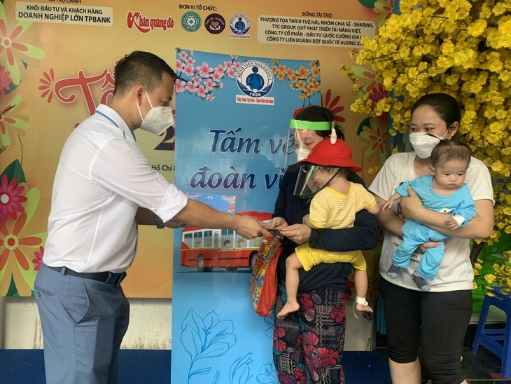 Bệnh viện Nhi đồng 1 đã tổ chức chương trình “Tấm vé đoàn viên Tết Nhâm dần” cho hơn 100 trường hợp có hoàn cảnh khó khăn. tam-ve-doan-vien-bv-nhi-dong-1.jpg