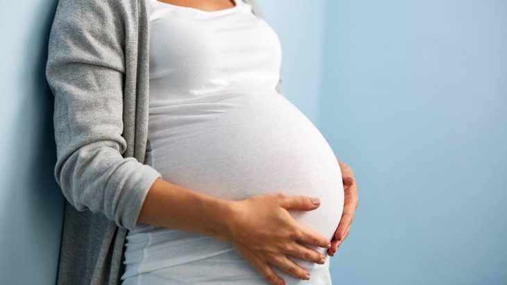 Nếu bà mẹ bị nhiễm VGB cần đi khám chuyên khoa để được điều trị bệnh và điều trị dự phòng lây truyền VGB từ mẹ sang con. Ảnh minh họa thai-nhi.jpg