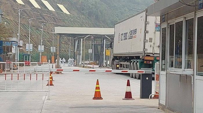 Xe nông sản chờ làm thủ tục thông quan, xuất khẩu tại Cửa khẩu Tân Thanh. xe-nong-san-cho-lam-thu-tuc-thong-quan-xuat-khau-tai-cua-khau-tan-thanh..jpg