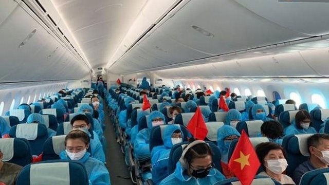 Mở các chuyến bay đưa công dân Việt Nam khó khăn về nước ảnh 1 dua-cong-nhan.jpg