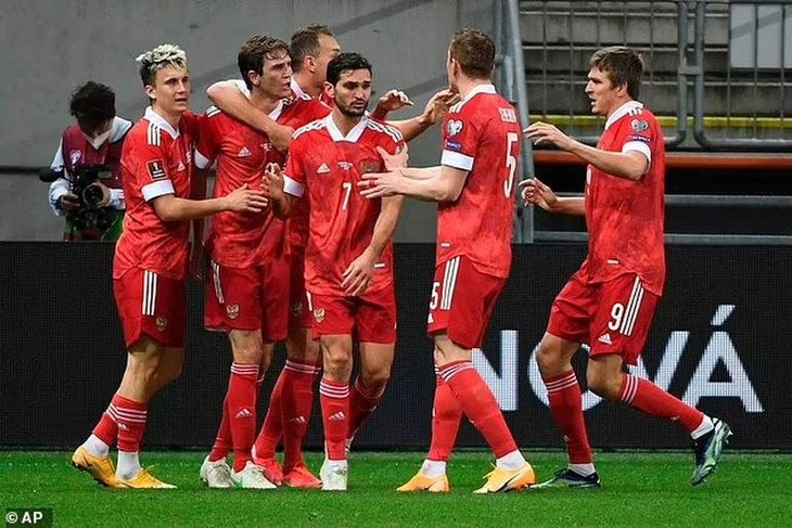 Liên đoàn Bóng đá thế giới (FIFA) thông báo sẽ đình chỉ vô thời hạn sự tham gia của Nga vào các giải đấu quốc tế, trục xuất Nga khỏi vòng loại trực tiếp World Cup 2022. doi-tuyen-nga.jpg