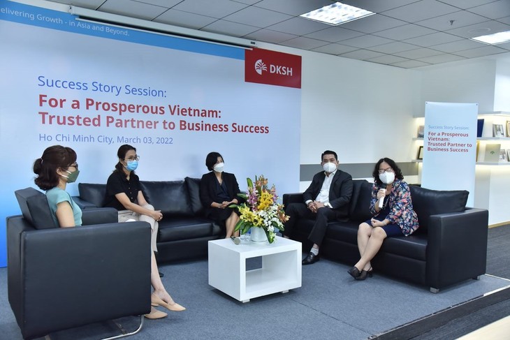 DKSH là “cánh tay nối dài” hỗ trợ các doanh nghiệp từ quản lý văn phòng đến các hoạt động tiếp thị, bán hàng, kho bãi và vận chuyển trên toàn quốc. thao-luan.jpg