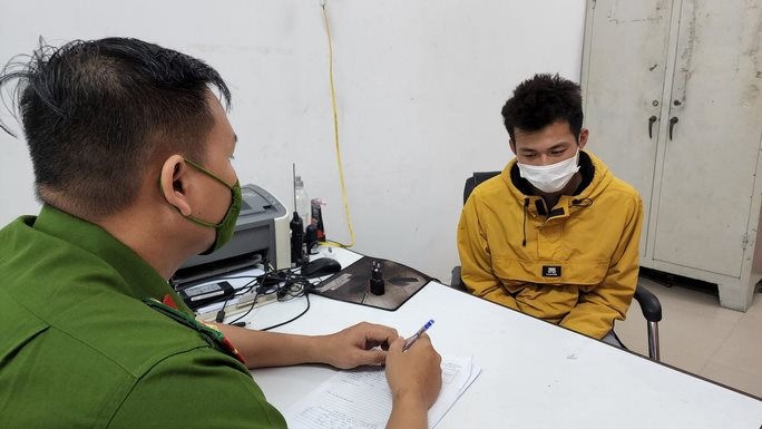 Công an quận Thanh Khê lấy lời khai Đặng Đức Trọng (ảnh Công an cung cấp). mua-kit-fb.jpg