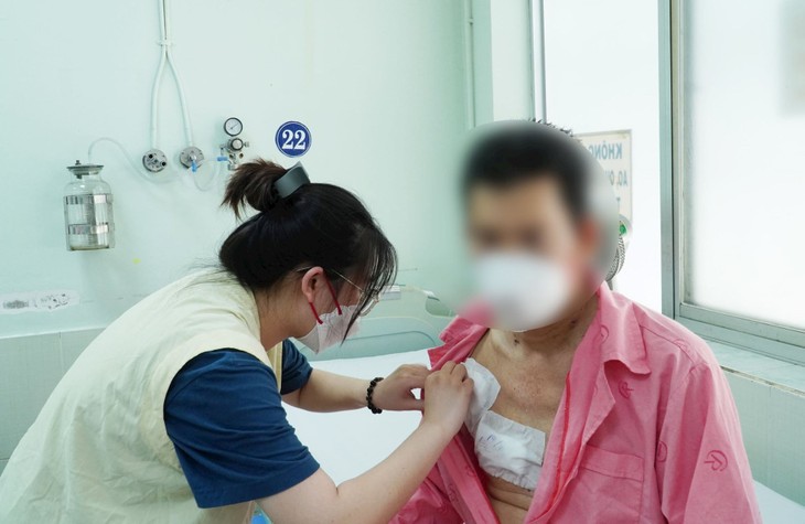 Lần đầu tiên, phẫu thuật Bentall thay gốc động mạch chủ ngực lên và cắm lại 2 nhánh động mạch vành qua đường xâm lấn tối thiểu dã được thực hiện tại Bệnh viện Chợ Rẫy. Bệnh nhân đã ổn. edit-phau-thuat-tim.jpg