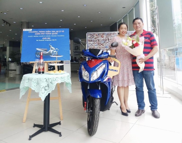 Gia đình anh Đảng may mắn trúng chiếc xe tay ga 2 bánh Suzuki Impulse khi tham gia các chương trình của Suzuki. Gia đình anh Đảng may mắn trúng chiếc xe tay ga 2 bánh Suzuki Impulse khi tham gia các chương trình của Suzuki.