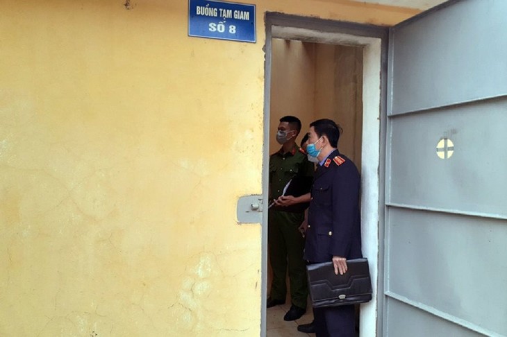 Đoàn kiểm sát của Viện Kiểm sát nhân dân tỉnh Thái Bình trực tiếp kiểm sát đột xuất tại nhà tạm giữ Công an huyện Đông Hưng. kiem-tra(1).jpg