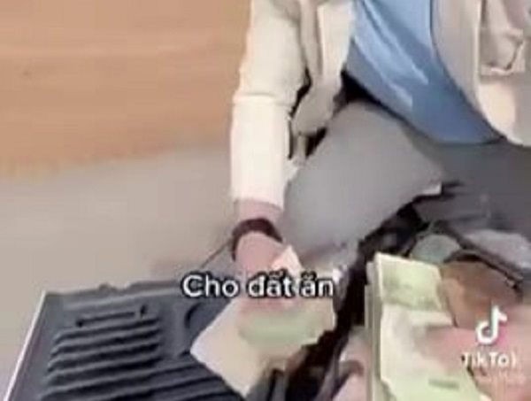 Nguyễn Minh Luân cầm từng cọc tiền ném xuống “cho đất ăn”. nam-thanh-nien-cam-tung-coc-tien-nem-xuong-cho-dat-an-.jpg