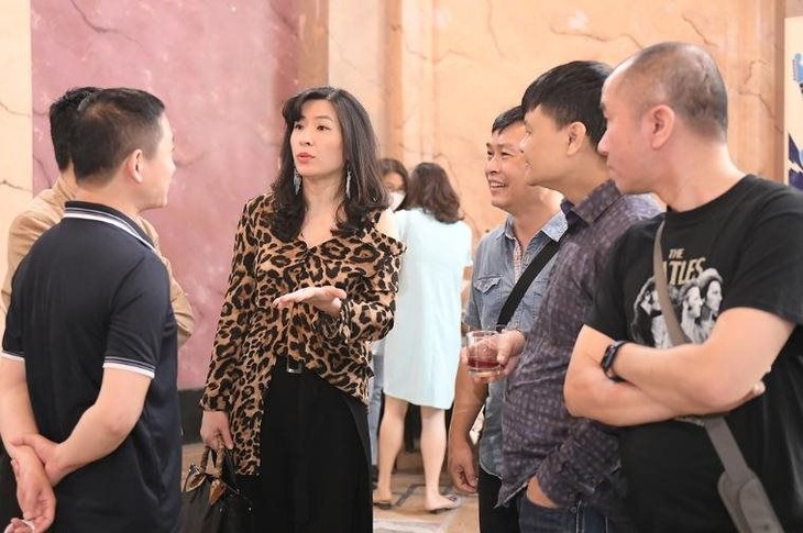 Ca sĩ Thùy Dung cùng ban nhạc Hoa sữa. ca-si-thuy-dung-gap-go-ban-nhac-hoa-sua-e2.jpg