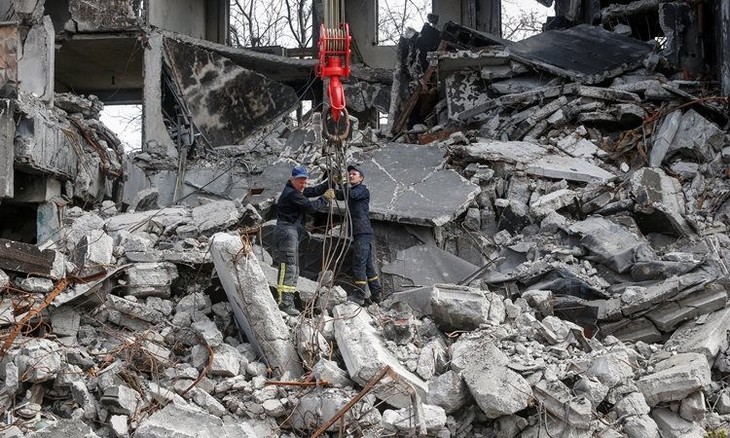 Nhân viên ứng phó khẩn cấp tại tòa nhà đổ nát ở Mariupol, Ukraine, hôm 10/4. Ảnh: Reuters. 2022-04-10t210128z-1590773839-2385-3426-1649755768.jpg