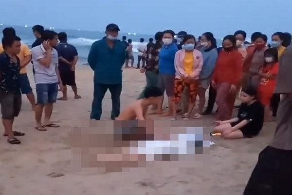 Lực lượng chức năng và nhân dân địa phương vớt được em T. nhưng nạn nhân đã tử vong (ảnh chụp từ clip). duoi-nuoc.jpg