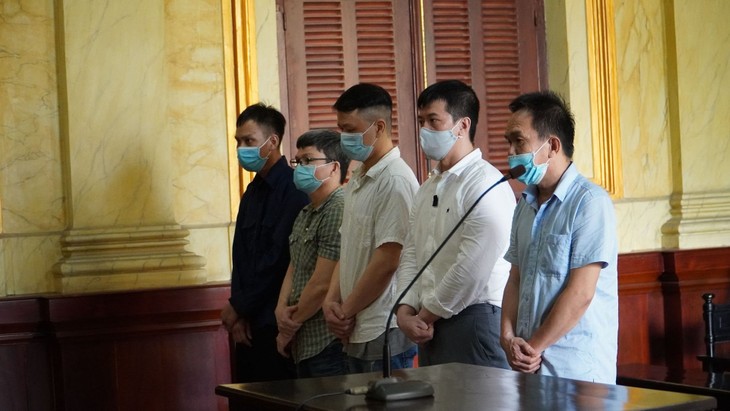 Các bị cáo, trong đó có cựu Đội phó Cảnh sát Hình sự Công an Q.Tân Phú, đã ra tòa vì đánh bạc, tổ chức đánh bạc. Nguồn internet xet-xe.jpg