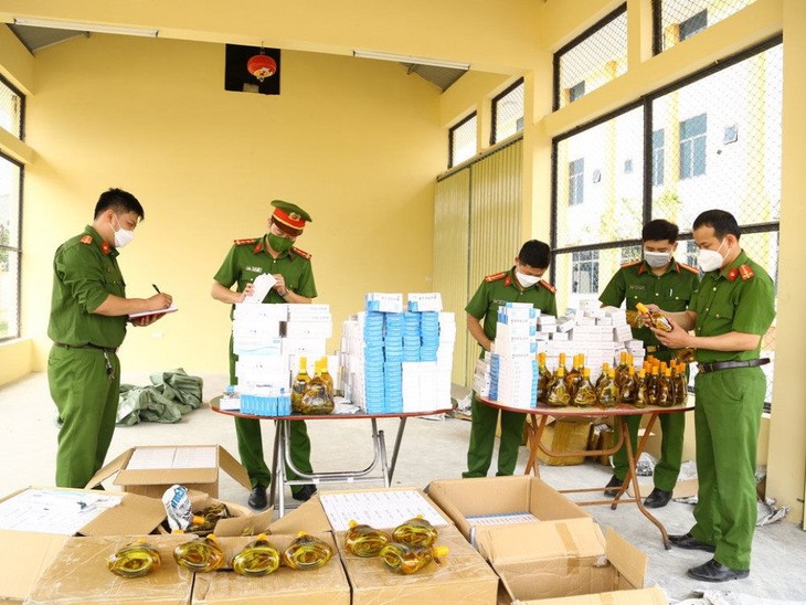 Công an huyện Can Lộc thu giữ các hàng hoá không có hoá đơn chứng minh nguồn gốc xuất xứ. thanh-hoa-thu-gia.jpeg