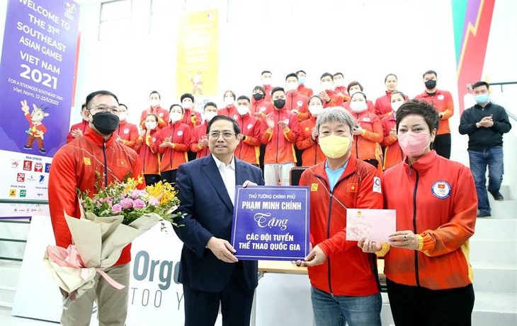 Thủ tướng Phạm Minh Chính thăm hỏi, tặng quà, động viên Đoàn thể thao Việt Nam. Ảnh Trần Huấn. thu-tuong.jpg