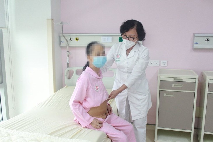 Thăm khám lại vị trí khối u cho bà M. sau phẫu thuật. u-71-2.jpg