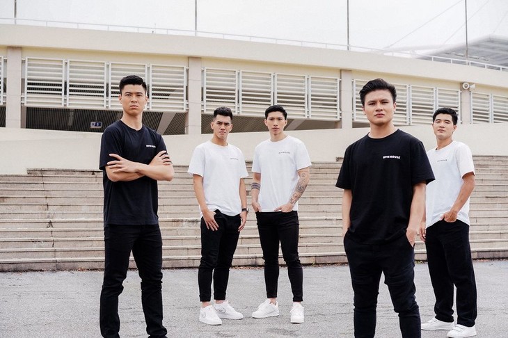 5 chàng trai tài năng với visual sáng láng của làng bóng đá Việt cùng lăng xê thì mẫu áo . Ảnh NVCC van-hau.jpg