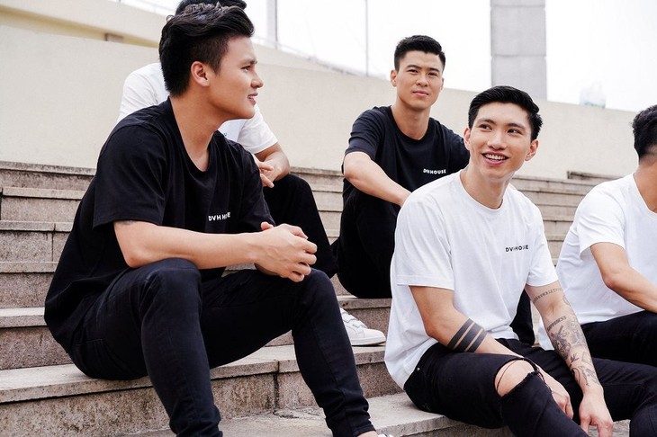 Các tuyển thủ Việt Nam ủng hộ Văn Hậu. Ảnh NVCC van-hau2.jpg