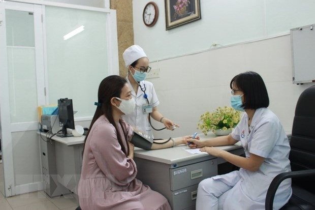 Không được lạm dụng dịch vụ trong điều trị hậu Covid-19 ảnh 1 kham-hau-covid.jpg