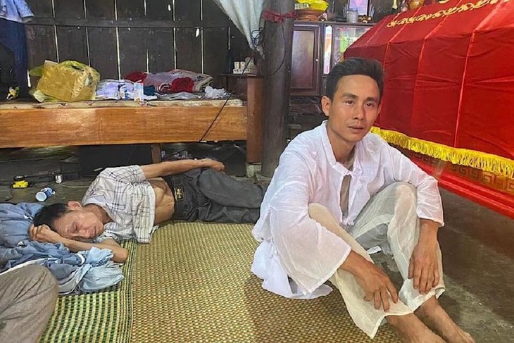 Ông Thanh nằm đau đớn bên quan tài người thân. ong-thanh.jpeg