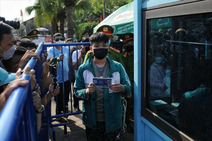 Em Vũ Đức Trung vui mừng là người đầu tiên mua được vé. ve.jpg