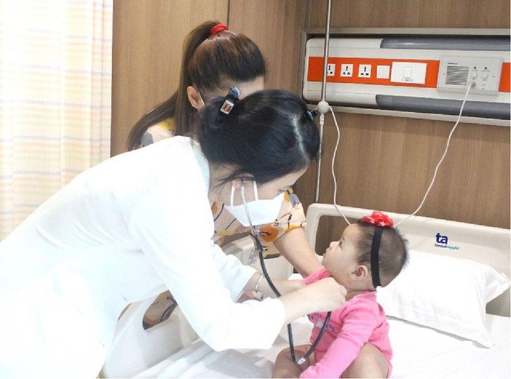 BS.CKI Phạm Ngọc Tường Vy - Phó Trưởng khoa Nhi Bệnh viện đa khoa Tâm Anh TP.HCM đang kiểm tra sức khỏe cho bé gái. Ảnh: Tuệ Diễm be-gai-2.jpg