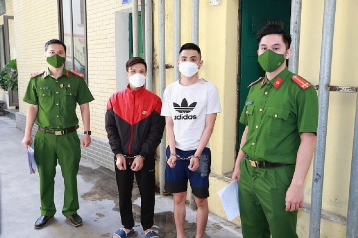 2 đối tượng Trần Văn Tuấn và Trần Hoàng Tiến (áo trắng) tại cơ quan công an. (ảnh: Công an TP Hải Phòng). hanh-hung-ca(1).jpg