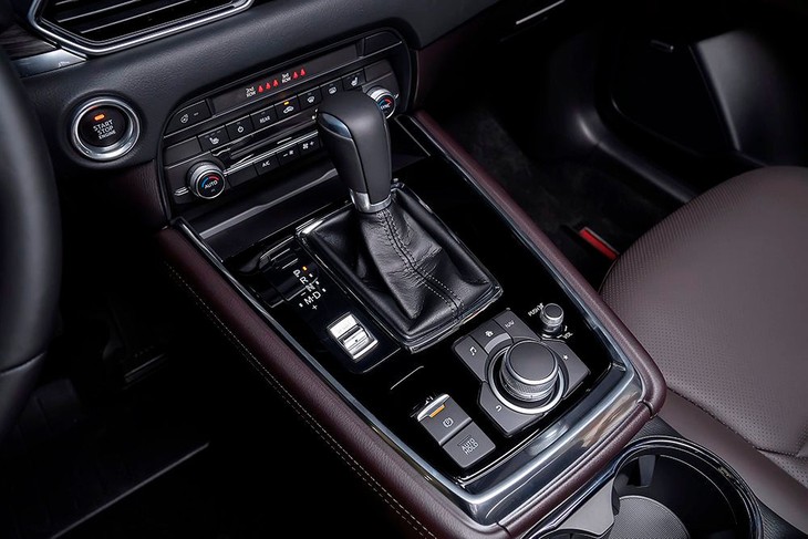 Cụm nút xoay điều khiển màn hình trung tâm. new-mazda-cx-8-4.jpg