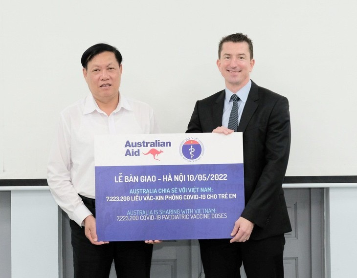Tiếp nhận hơn 7,2 triệu liều vắc xin do Australia tài trợ để tiêm cho trẻ từ 5 đến dưới 12 tuổi ảnh 1 tiep-nhan-uc.jpg