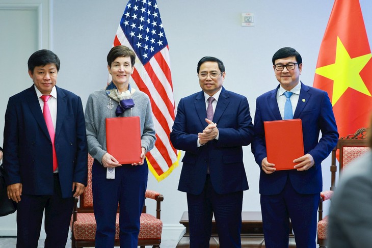 Bà Stephanie von Friedeburg, Phó Chủ tịch điều hành cao cấp IFC (thứ hai từ trái sang) và ông Trần Hoài Nam, Phó Tổng Giám đốc HDBank (bìa phải) trao văn kiện ký kết dưới sự chứng kiến của Thủ tướng Chính phủ Phạm Minh Chính. hinh-anh.jpg
