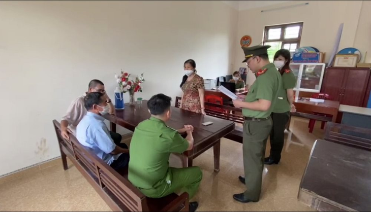 Cơ quan điều tra đọc quyết định khởi tố bị can Vũ Thị Hạnh. Ảnh: Công an tỉnh Nam Định. bi-can-hanh.png