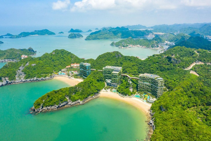 Bức tranh khung cảnh đẹp nên thơ tại Vịnh Lan Hạ được thiên nhiên ban tặng. Bức tranh khung cảnh đẹp nên thơ tại Vịnh Lan Hạ được thiên nhiên ban tặng.