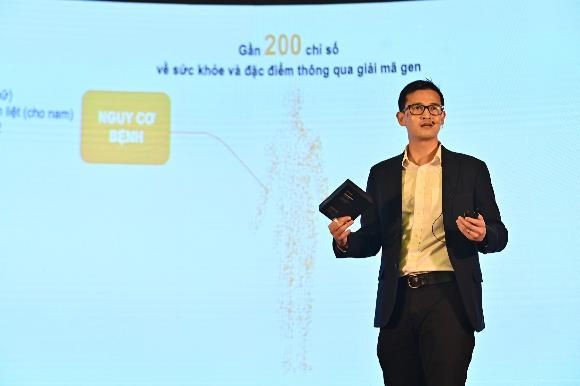Ông Nguyễn Đức Long, CEO kiêm đồng sáng lập GeneStory giới thiệu về khả năng đánh giá nguy cơ bệnh qua công nghệ giải mã gene. Ông Nguyễn Đức Long, CEO kiêm đồng sáng lập GeneStory giới thiệu về khả năng đánh giá nguy cơ bệnh qua công nghệ giải mã gene.
