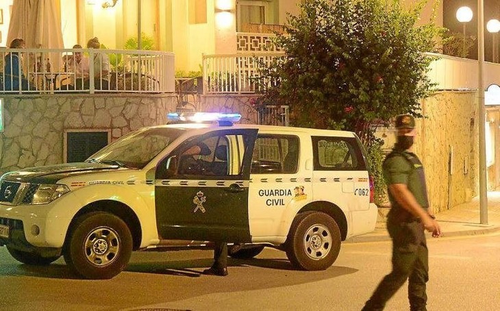 Cảnh sát tại khách sạn nơi 2 nghi phạm lưu trú tại Andratx, phía tây nam đảo Majorca (Tây Ban Nha) - Ảnh: MAJORCA DAILY BULLETIN bongoaigiao.jpeg