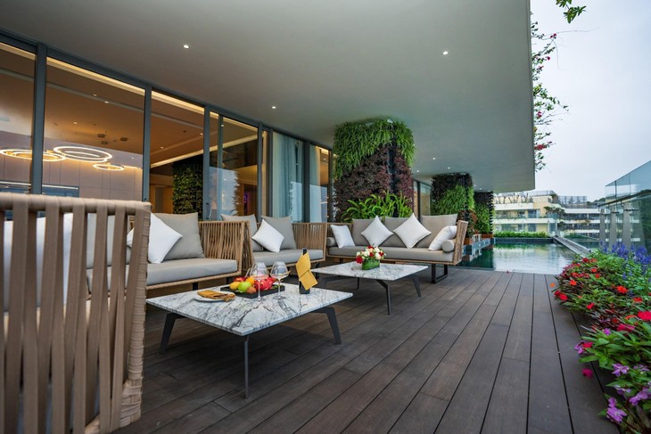 Khác với phòng khách sạn, Resort Home là nơi chủ nhân có thể cảm nhận được sự thân thuộc từ chiếc ghế nghỉ, bộ ga trải giường hay đơn giản là mùi tinh dầu yêu thích. Khác với phòng khách sạn, Resort Home là nơi chủ nhân có thể cảm nhận được sự thân thuộc từ chiếc ghế nghỉ, bộ ga trải giường hay đơn giản là mùi tinh dầu yêu thích.