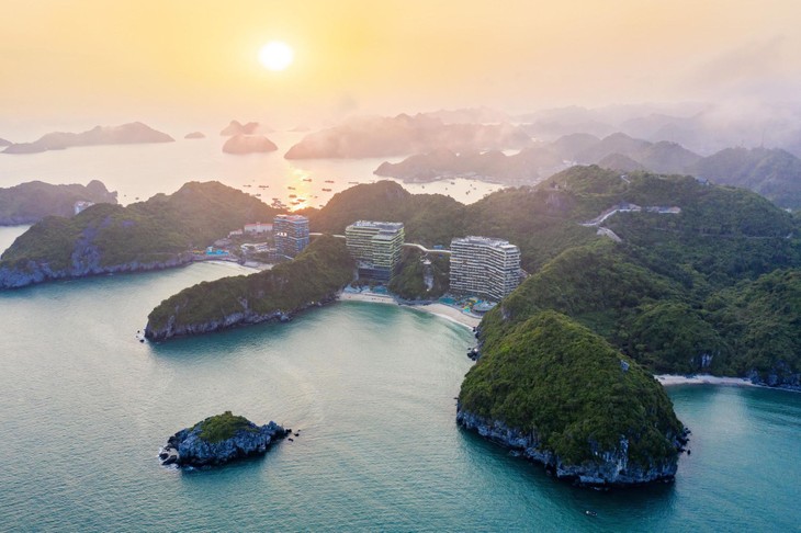 Cát Bà sở hữu nhiều tiềm năng du lịch khi sở hữu hệ sinh thái rừng biển đa dạng và độc đáo. Cát Bà sở hữu nhiều tiềm năng du lịch khi sở hữu hệ sinh thái rừng biển đa dạng và độc đáo.