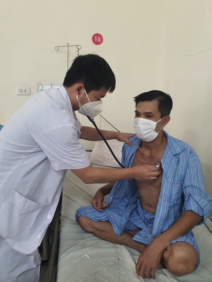 Thăm khám cho bệnh nhân vỡ kén phổi sau phẫu thuật. ken-phoi.jpg