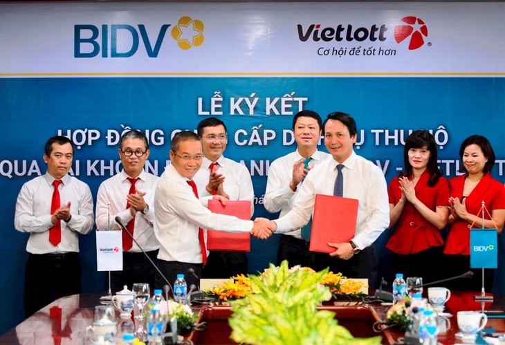 Ông Trần Long, Phó Tổng Giám đốc BIDV (bên phải) và ông Võ Quang Vinh, Phó Tổng Giám đốc Vietlott đại diện hai bên ký kết hợp đồng. ong-tran-long-pho-tong-giam-doc-bidv-ben-phai-va-ong-vo-quang-vinh-pho-tong-giam-doc-vietlott-dai-dien-hai-ben-ky-ket-hop-dong.jpg