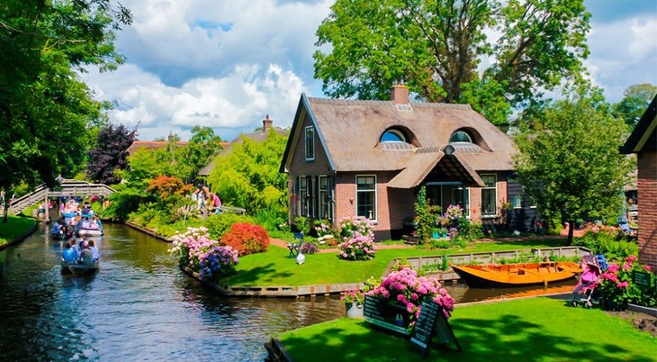 Giethoorn là một ngôi làng nhỏ, có lịch sử lâu đời thuộc tỉnh Overijssel, Hà Lan. Với hệ thống kênh đào chằng chịt và hàng trăm cây cầu gỗ, làng Giethoorn còn được gọi là “Venice của phương Bắc”. Ảnh Discovery Holland. Giethoorn là một ngôi làng nhỏ, có lịch sử lâu đời thuộc tỉnh Overijssel, Hà Lan. Với hệ thống kênh đào chằng chịt và hàng trăm cây cầu gỗ, làng Giethoorn còn được gọi là “Venice của phương Bắc”. Ảnh Discovery Holland.