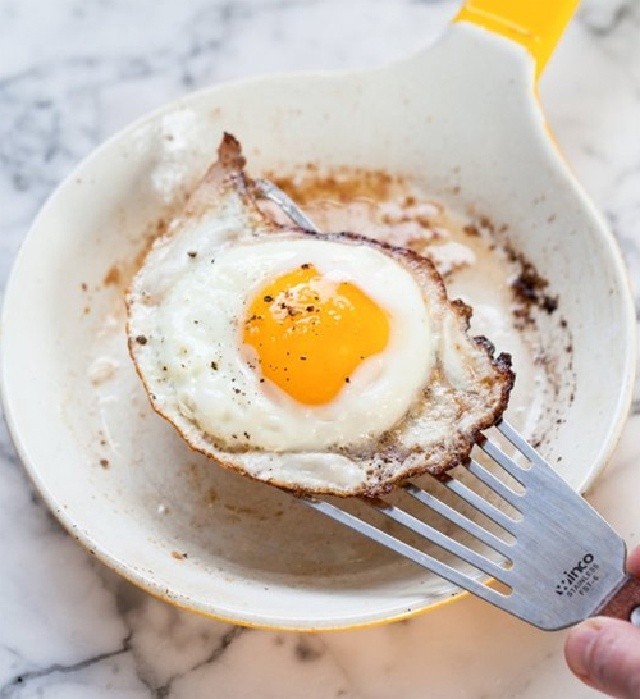 Trứng rất tốt cho sức khỏe của da và tóc, cung cấp protein, vitamin và khoáng chất thiết yếu. Lòng trắng trứng chứa nhiều axit amin lysine và proline giúp se khít lỗ chân lông, hỗ trợ giảm tiết nhờn đồng thời ngăn ngừa mụn hiệu quả. Ngoài ra, proline trong lòng trắng trứng cũng đóng vai trò quan trọng giúp thúc đẩy quá trình tổng hợp collagen tự nhiên trong cơ thể, mang lại làn da tươi trẻ, đàn hồi. Ảnh Internet Trứng rất tốt cho sức khỏe của da và tóc, cung cấp protein, vitamin và khoáng chất thiết yếu. Lòng trắng trứng chứa nhiều axit amin lysine và proline giúp se khít lỗ chân lông, hỗ trợ giảm tiết nhờn đồng thời ngăn ngừa mụn hiệu quả. Ngoài ra, proline trong lòng trắng trứng cũng đóng vai trò quan trọng giúp thúc đẩy quá trình tổng hợp collagen tự nhiên trong cơ thể, mang lại làn da tươi trẻ, đàn hồi. Ảnh Internet