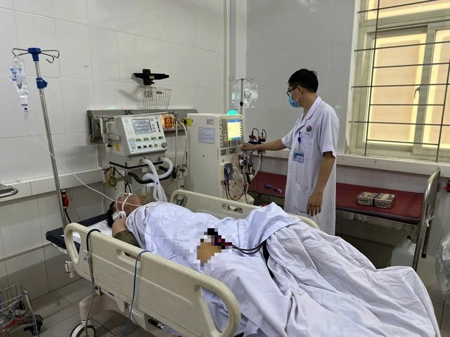 Suýt mất mạng vì... uống rượu không rõ nguồn gốc | Khoa học và Đời sống