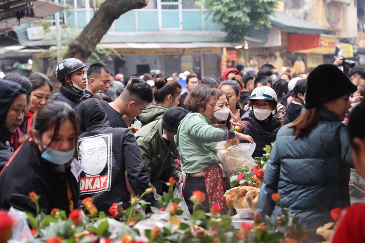 Chen chân mua gà cúng gần triệu đồng/con ngày 30 tết Chen chan mua ga cung gan trieu dong/con ngay 30 tet