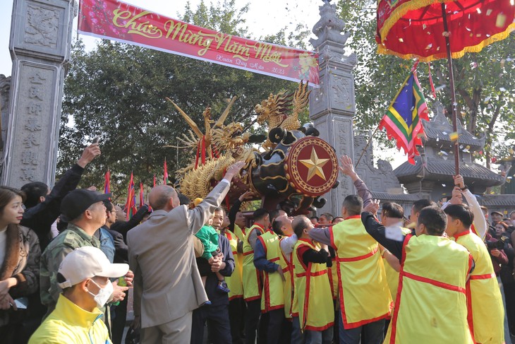 Bắc Ninh: Nô nức lễ hội rước pháo làng Đồng Kỵ - Hình 3 Bac Ninh: No nuc le hoi ruoc phao lang Dong Ky-Hinh-3