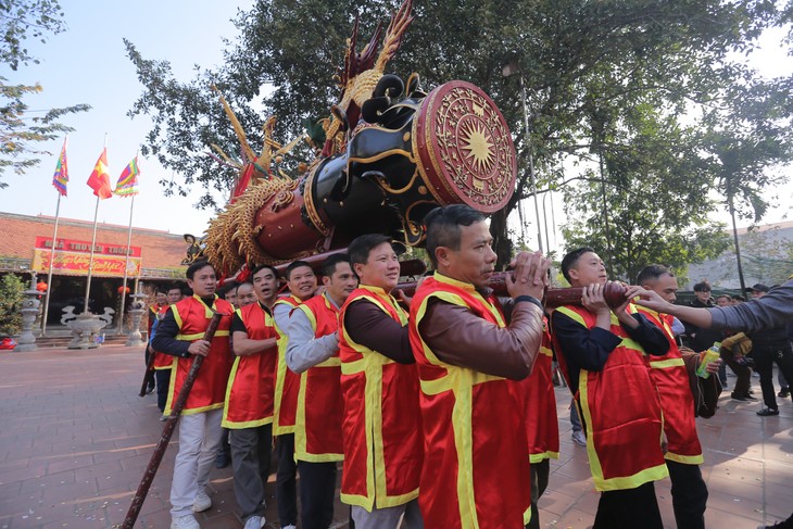 Bắc Ninh: Nô nức lễ hội rước pháo làng Đồng Kỵ - Hình 7 Bac Ninh: No nuc le hoi ruoc phao lang Dong Ky-Hinh-7